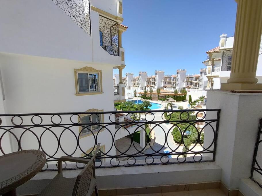 3-Bedroom Apartment On The Third Floor With 3 Balconies And Lovely Pool View, Street View And Free Beach Access In Sharm Hills Resort Exterior photo