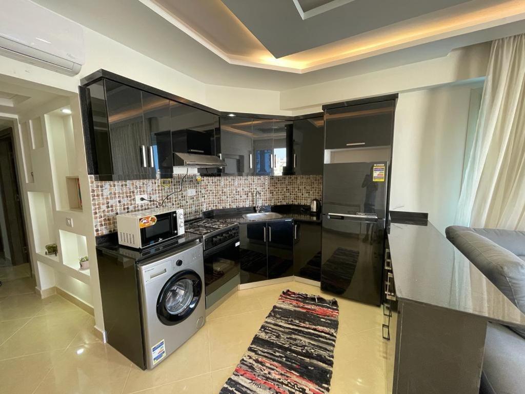 3-Bedroom Apartment On The Third Floor With 3 Balconies And Lovely Pool View, Street View And Free Beach Access In Sharm Hills Resort Exterior photo